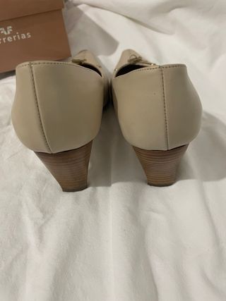 Zapatos Ferrarias punta tacón beige talla 35