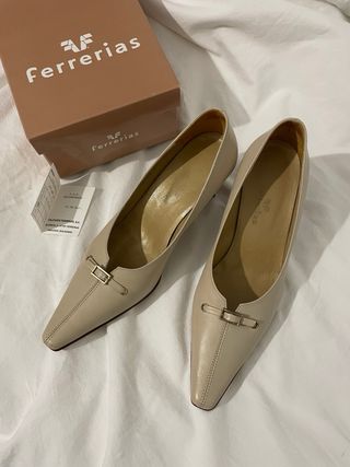 Zapatos Ferrarias punta tacón beige talla 35