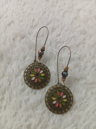 Pendientes dorados con diseño floral
