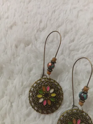 Pendientes dorados con diseño floral