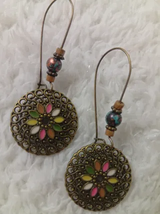 Pendientes dorados con diseño floral