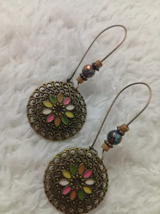 Pendientes dorados con diseño floral
