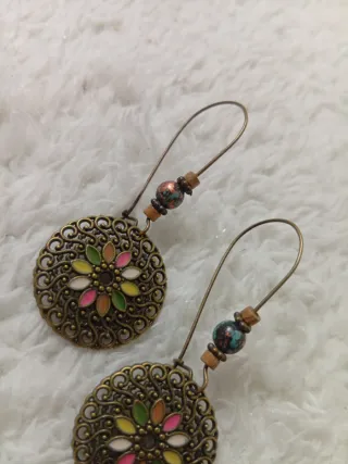 Pendientes dorados con diseño floral