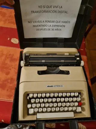 Máquina de escribir Olivetti Lettera 35 con maleta