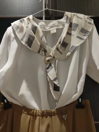 Camisa blanca con cuello de flor