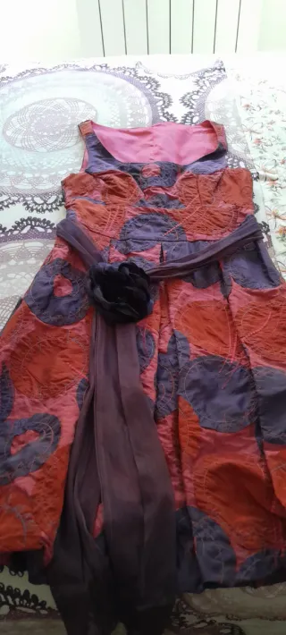 Camisa blanca con cuello de flor