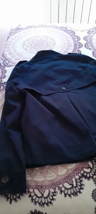 Camisa blanca con cuello de flor