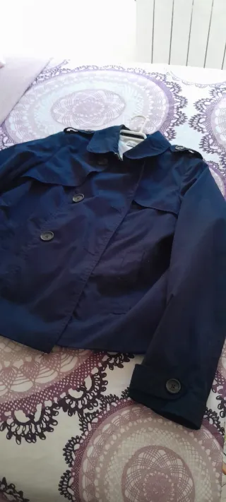 Camisa blanca con cuello de flor