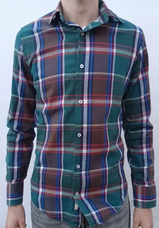 Camisa de cuadros verde y marrón