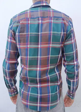 Camisa de cuadros verde y marrón
