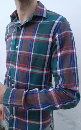 Camisa de cuadros verde y marrón