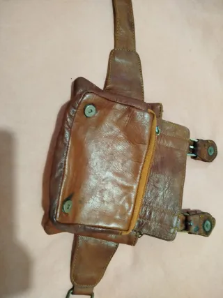 Riñonera de cuero marrón con hebillas