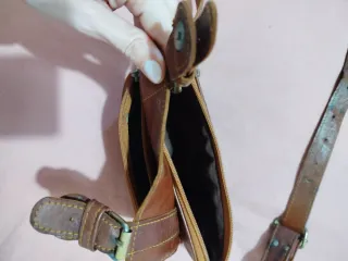 Riñonera de cuero marrón con hebillas