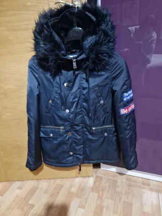 Parka azul marino con capucha