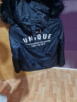 Parka azul marino con capucha