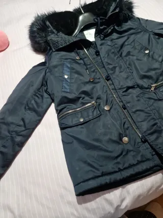 Parka azul marino con capucha