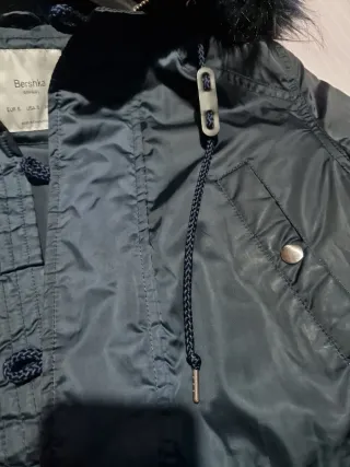 Parka azul marino con capucha