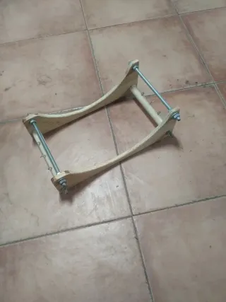 Herramienta de madera para trabajos artesanales.