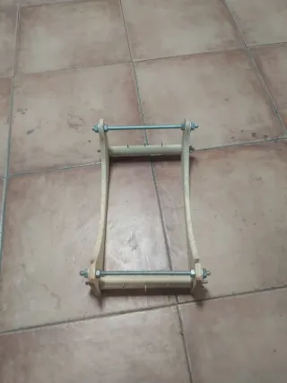 Herramienta de madera para trabajos artesanales.