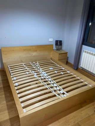 Mobiliario dormitorio (somier, mesilla, cómoda...)
