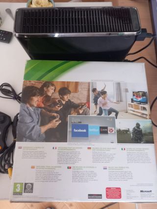 Xbox 360 Slim Nera + Controller e Cavi