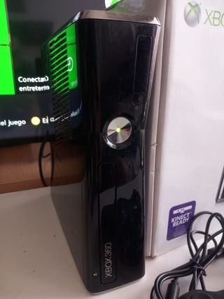 Xbox 360 Slim Nera + Controller e Cavi