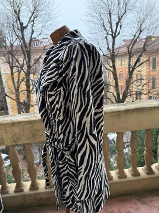 Cappottino zebrato peloso con cintura