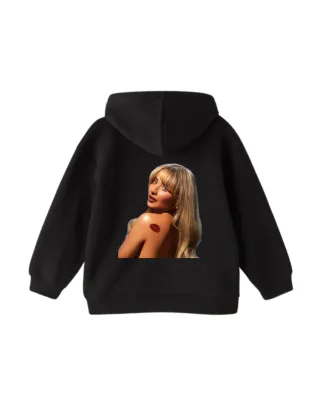 Sudadera Negra y Blanca de Sabrina Carpenter.