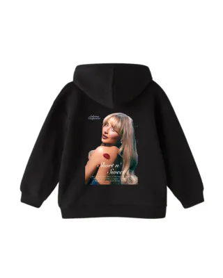 Sudadera Negra y Blanca de Sabrina Carpenter.