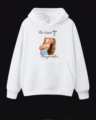 Sudadera Negra y Blanca de Sabrina Carpenter.