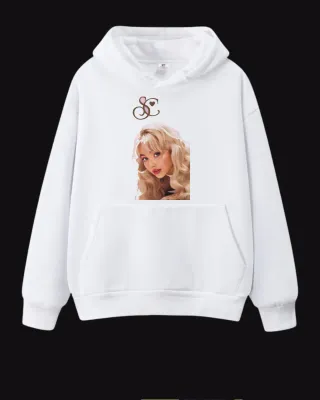 Sudadera Negra y Blanca de Sabrina Carpenter.