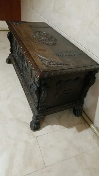 Pieza única!! Arcón de madera tallado a mano