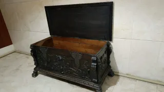 Pieza única!! Arcón de madera tallado a mano