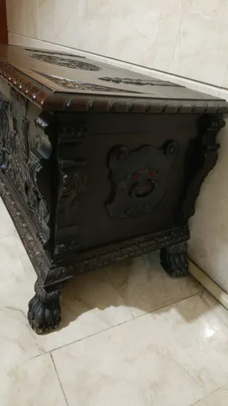 Pieza única!! Arcón de madera tallado a mano