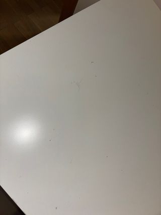 Mesa blanca Ikea con desperfectos