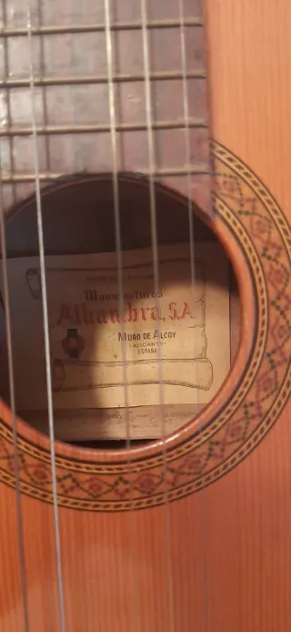 Guitarra marca alambra