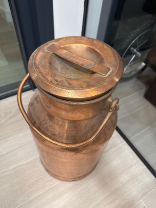 Lechera antigua grande de bronce