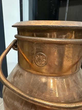 Lechera antigua grande de bronce