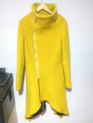 Abrigo Color mostaza asimétrico