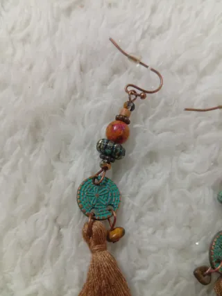 Pendientes largos con abalorios y borlas