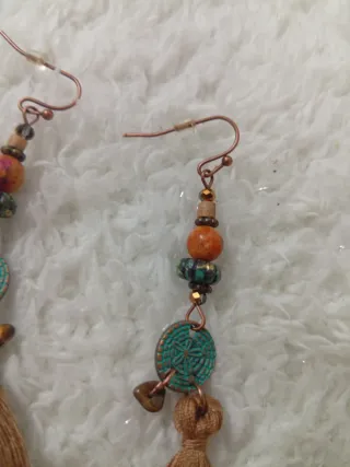 Pendientes largos con abalorios y borlas