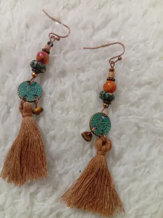 Pendientes largos con abalorios y borlas