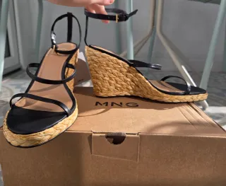 Sandalias cuña Mango rafia negras