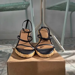 Sandalias cuña Mango rafia negras