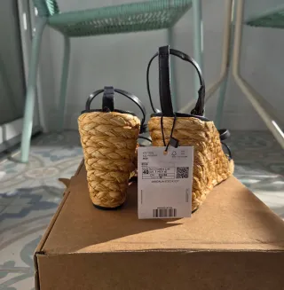 Sandalias cuña Mango rafia negras