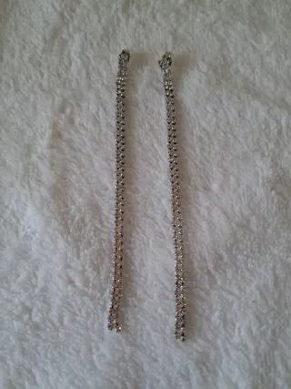 Pendientes largos de cristales plateados