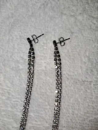 Pendientes largos de cristales plateados