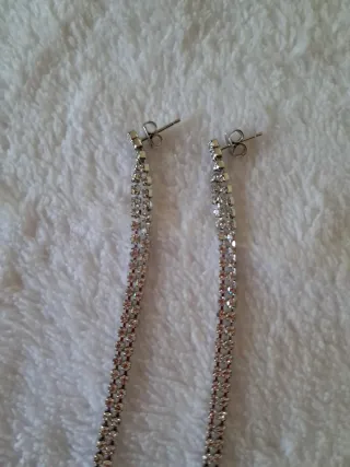 Pendientes largos de cristales plateados