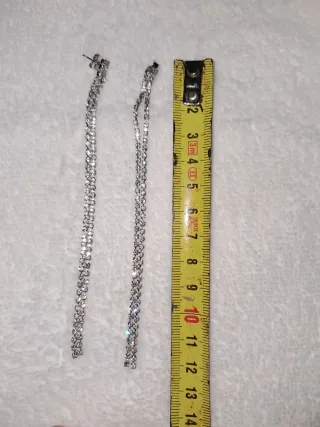 Pendientes largos de cristales plateados