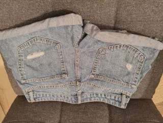 Vaqueros cortos desgastados